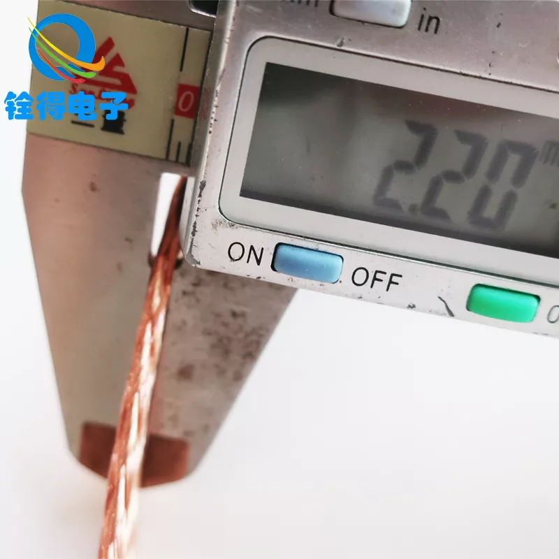 ¿Cómo puede la trenza de cobre mejorar la conexión a tierra y el control EMI?